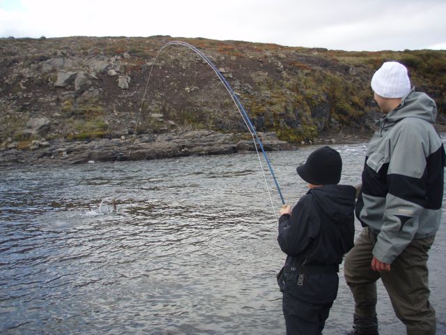 Ungur veiðimaður með lax á flugu í Efri Streng í Fáskrúð